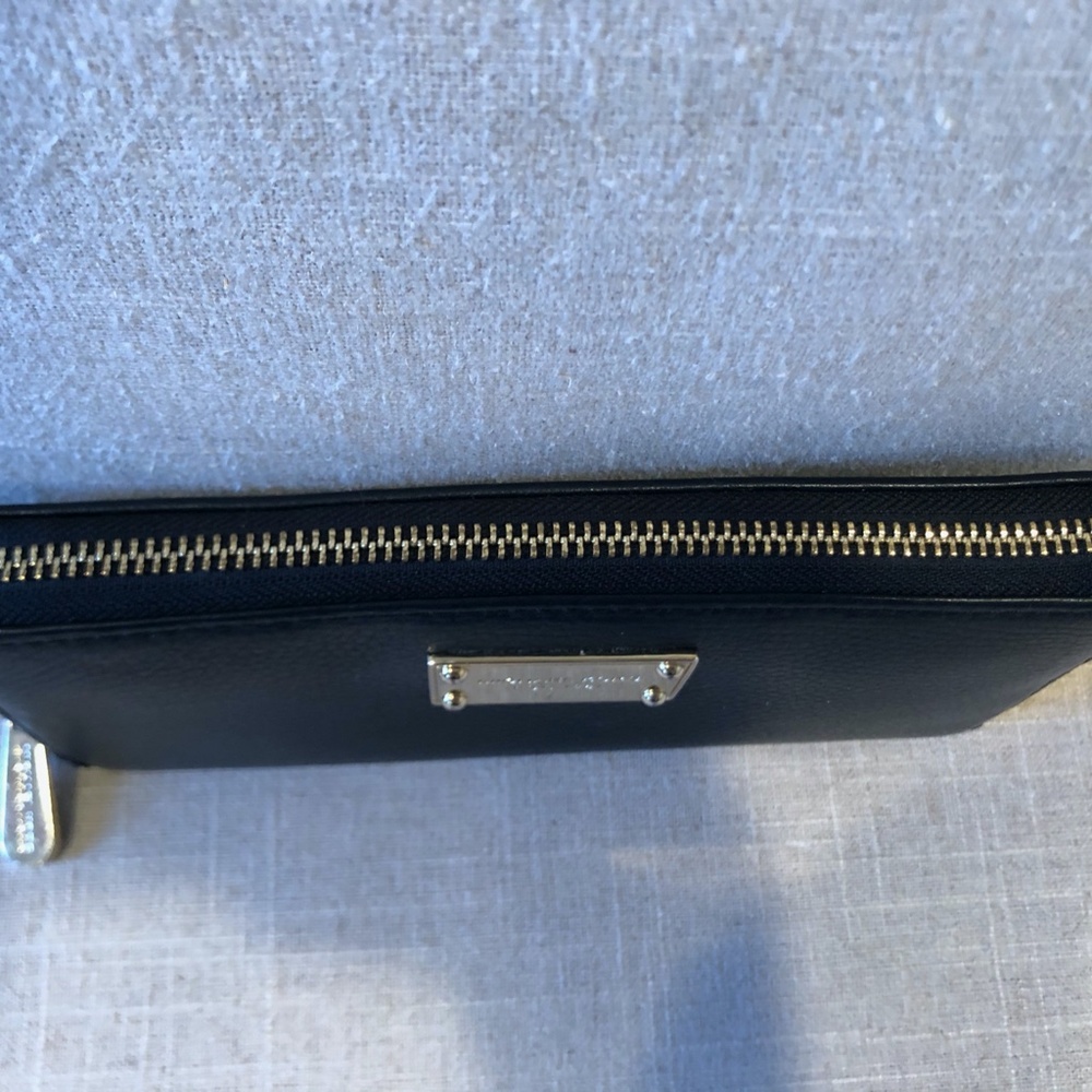 Michael Kors // Jet Set Zip-Around Black Wallet - Picture 2 of 7